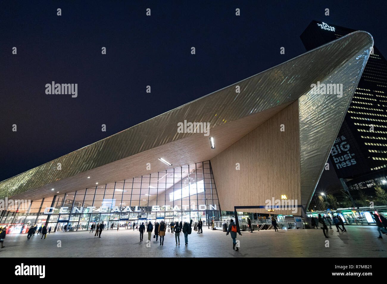 Esterno della nuova Stazione Centrale di notte a Rotterdam, Paesi Bassi Foto Stock