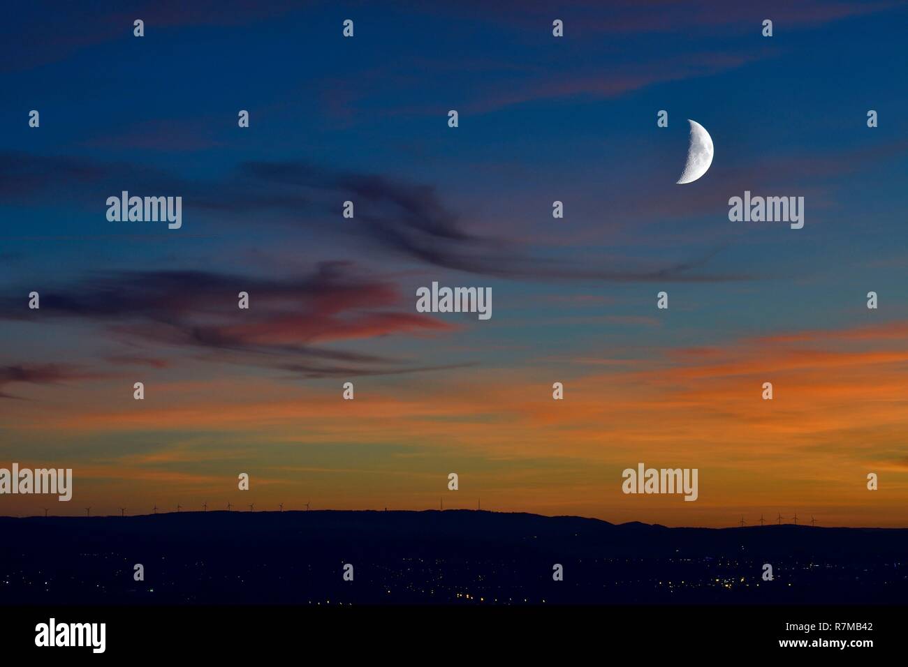 Francia, Doubs, Montbéliard, incandescenza al tramonto e la luna crescente Foto Stock