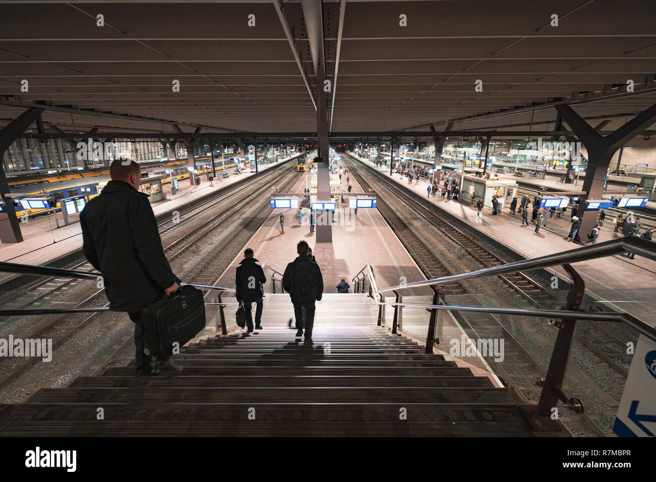 Esterno della nuova Stazione Centrale di notte a Rotterdam, Paesi Bassi Foto Stock