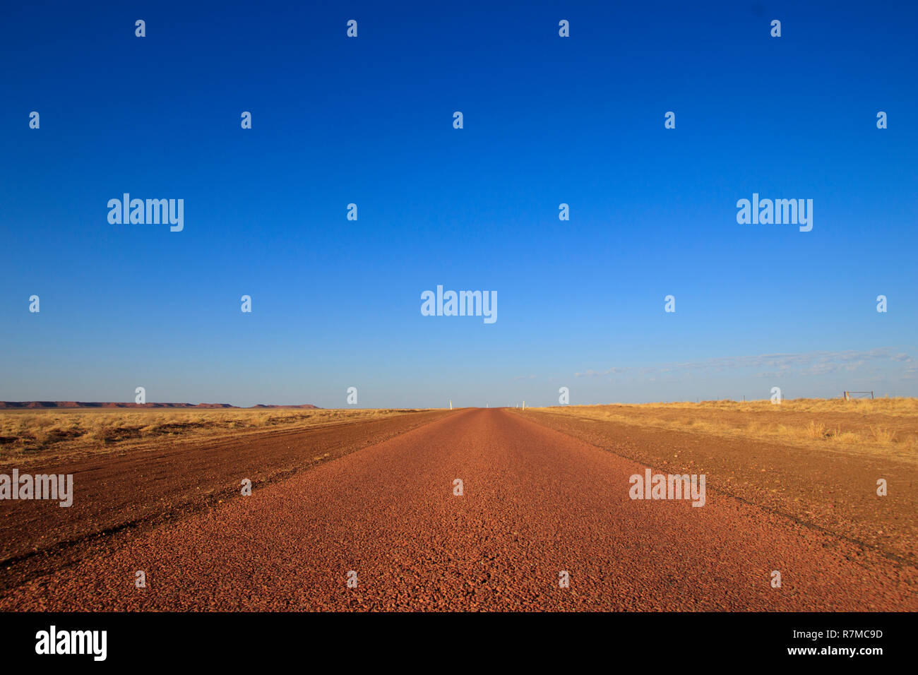 Outback australiano in autostrada Western Queensland con il blu del cielo e spazio di copia. Foto Stock