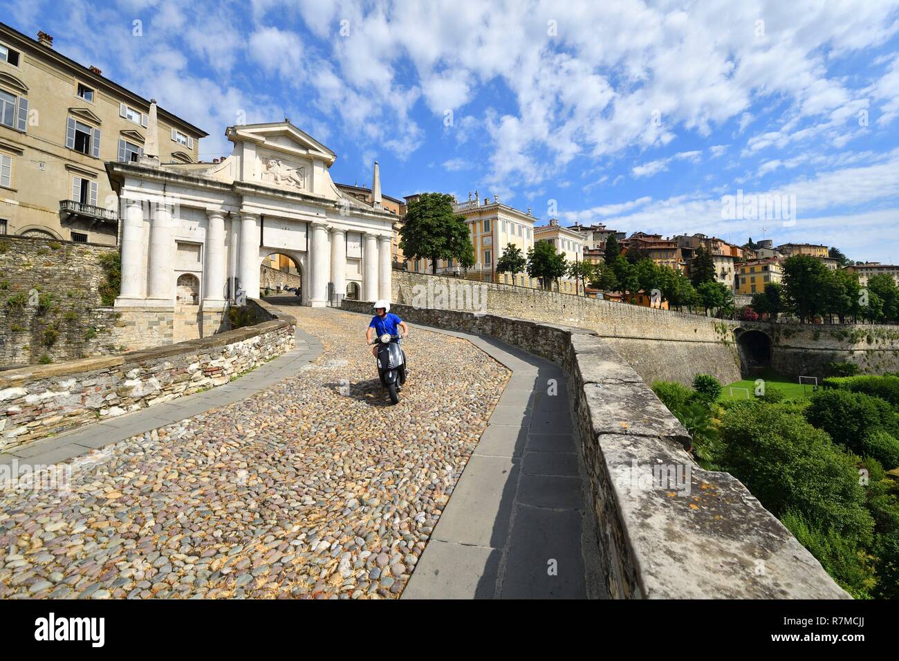 L'Italia, Lombardia, Bergamo, panoramica sulla città alta (superiore City), le mura della città e Santo Giacomo gate (St James Gate) Foto Stock