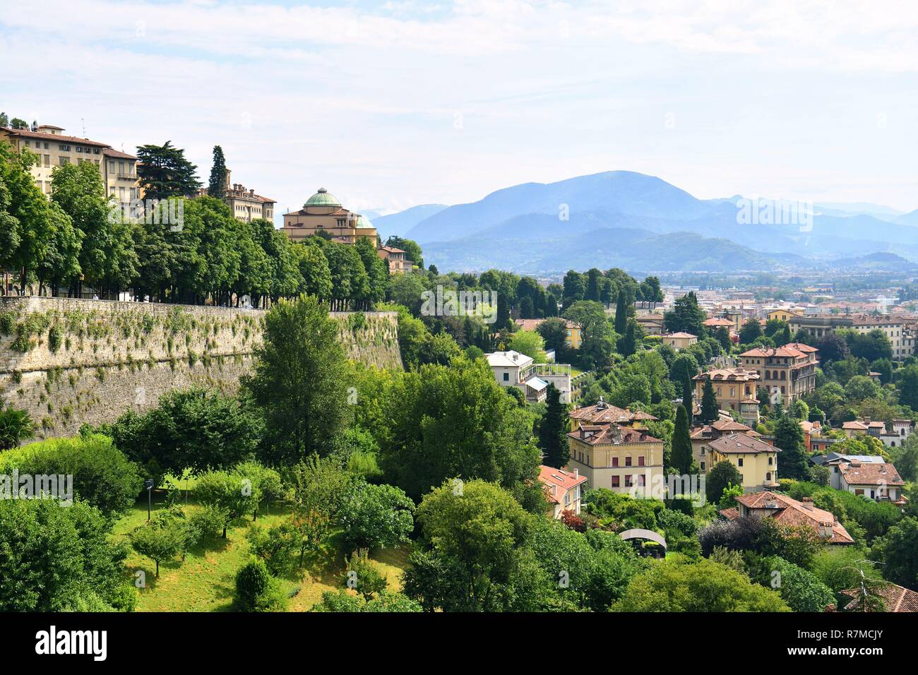 L'Italia, Lombardia, Bergamo, panoramica sulla città alta (superiore City), le mura della città Foto Stock