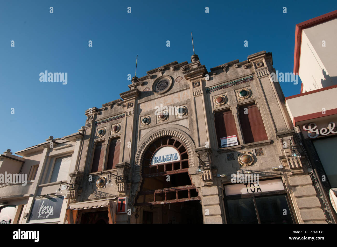 Tipica Locale in stile modernista lungo la promenade safront, la passeggiata. Bagni Balena Foto Stock