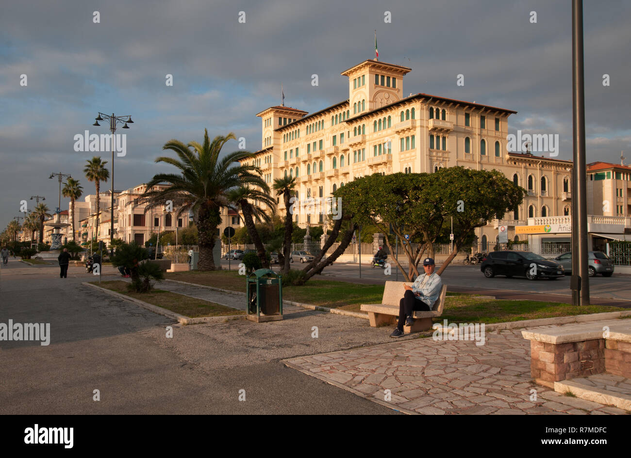 Tipica Locale in stile modernista lungo la promenade safront, la passeggiata. Excelsior Hotel Foto Stock