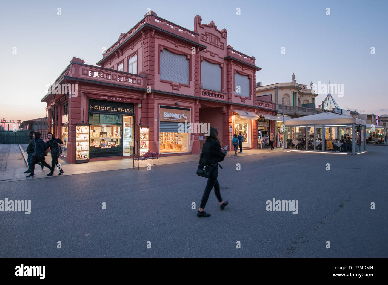 Tipica Locale in stile modernista lungo la promenade safront, la passeggiata. Arsella house Foto Stock
