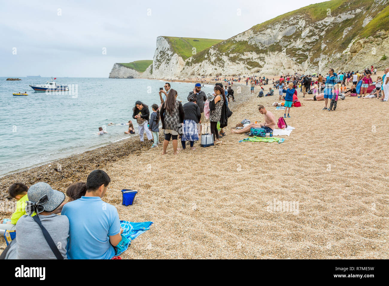 Spiaggia affollata e il turismo di massa alla porta di Durdle, Dorset, England, Regno Unito Foto Stock