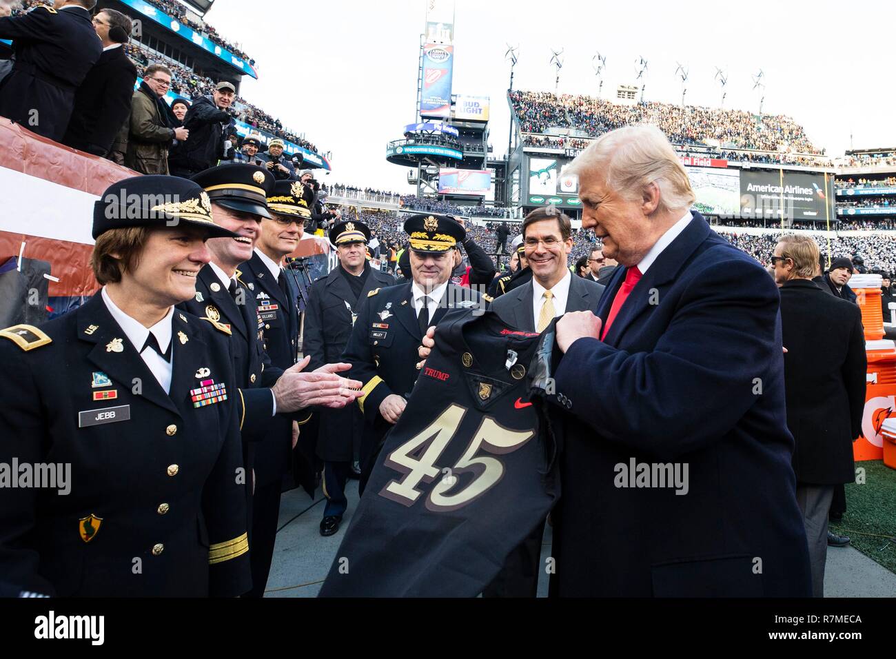 U.S presidente Donald Trump, destro, viene dato un punto ad ovest cavalieri neri jersey con il suo numero presidenziale 45 da cadetti prima dell' inizio della 119Army Navy game al Lincoln Financial Field Dicembre 8, 2018 a Philadelphia, Pennsylvania. Foto Stock