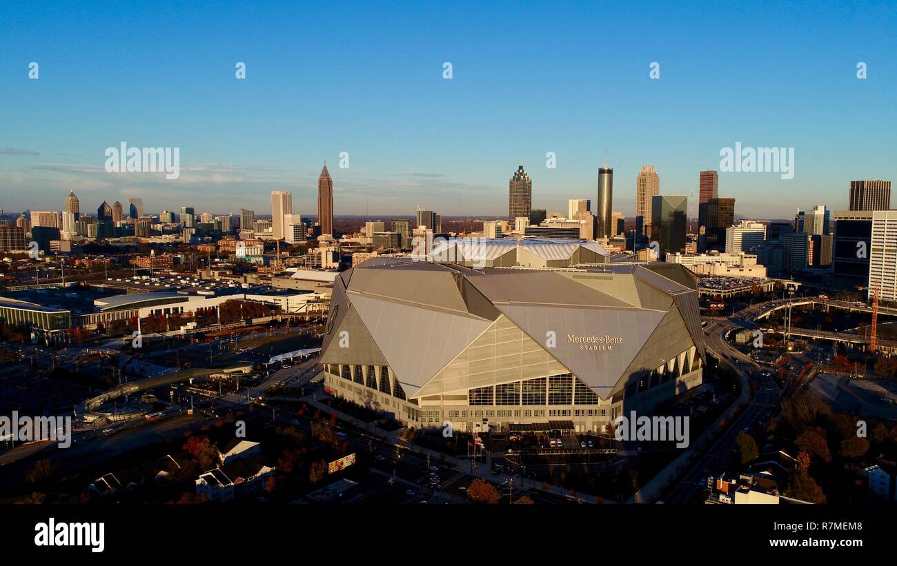 Vista aerea Mercedes-Benz Stadium, sito football Super Bowl LIII 2019, home i falchi, skyline al tramonto, fiore di loto, ad Atlanta, Georgia, Stati Uniti d'America Foto Stock