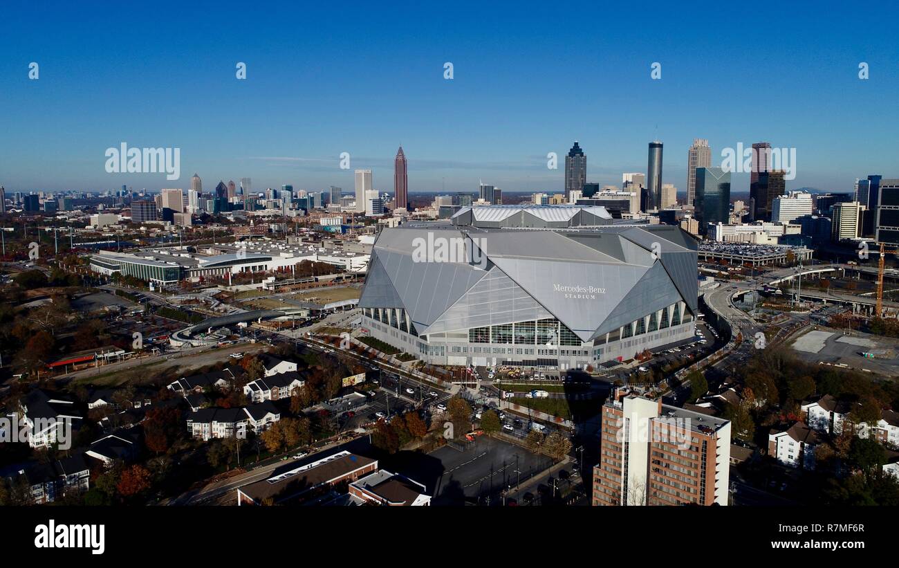 Vista aerea Mercedes-Benz Stadium, sito football Super Bowl LIII 2019, home i falchi, skyline al tramonto, fiore di loto, ad Atlanta, Georgia, Stati Uniti d'America Foto Stock