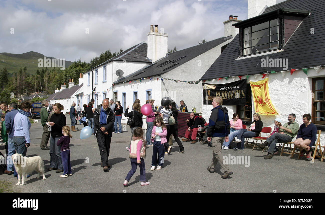 Visitatori, turisti e gente del posto inizia a raccogliere per l annuale Giornata di gala nel piccolo borgo di Knoydart nel nord-ovest Highlands della Scozia. Essa può essere raggiunta solo in barca o a piedi e attrae molti visitatori nonostante la sua posizione remota. Foto Stock