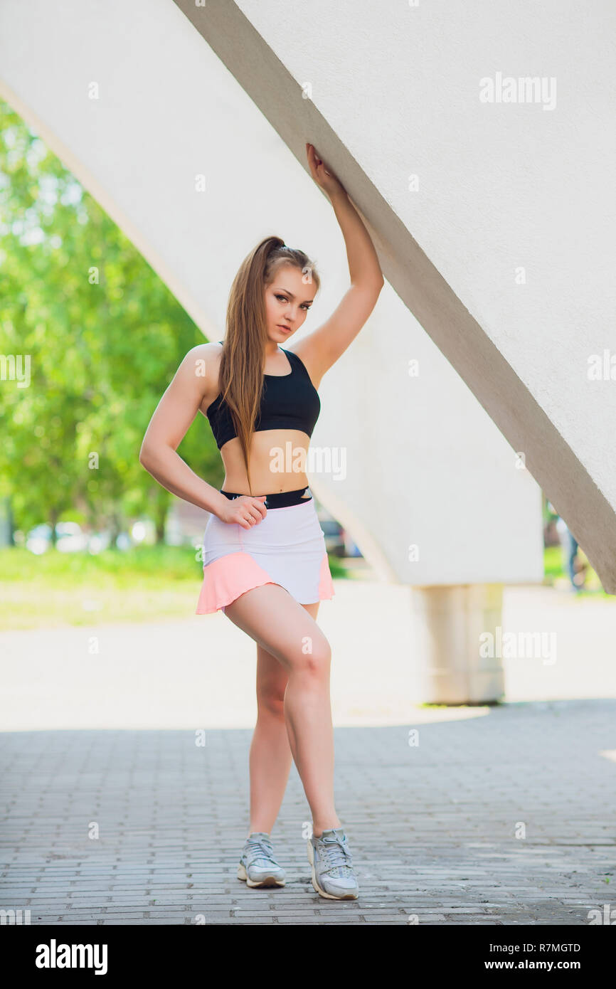 Sport fitness girl indossando sportswear over street a parete, sport  all'aperto, in stile urbano. Modello di Teen in abiti swag ponendo al di  fuori Foto stock - Alamy