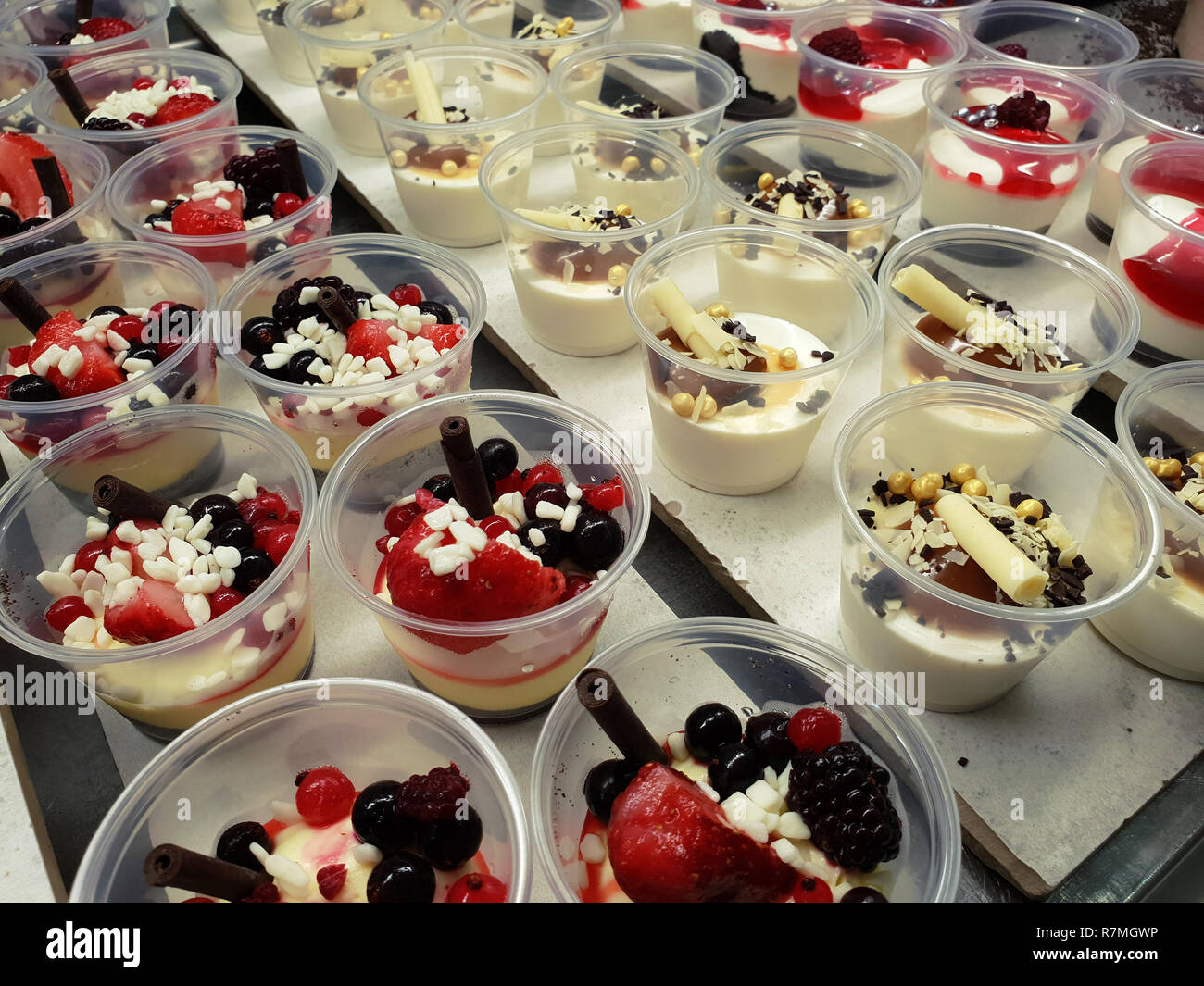 Base di yogurt con frutti di bosco e porzione di cioccolato dessert Foto Stock