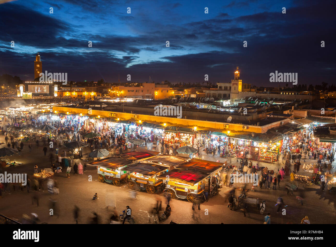Piazza Djemaa el Fna a Marrakech, Marocco, al crepuscolo. Questa piazza è la più famosa località turistica hotspot in Marrakech. Foto Stock