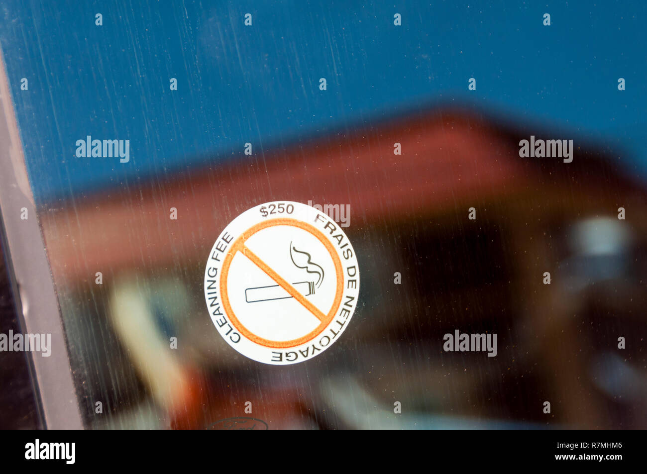 Un No Smoking adesivo in un auto a noleggio finestra avverte di una 250 € Tassa di pulizia. Foto Stock