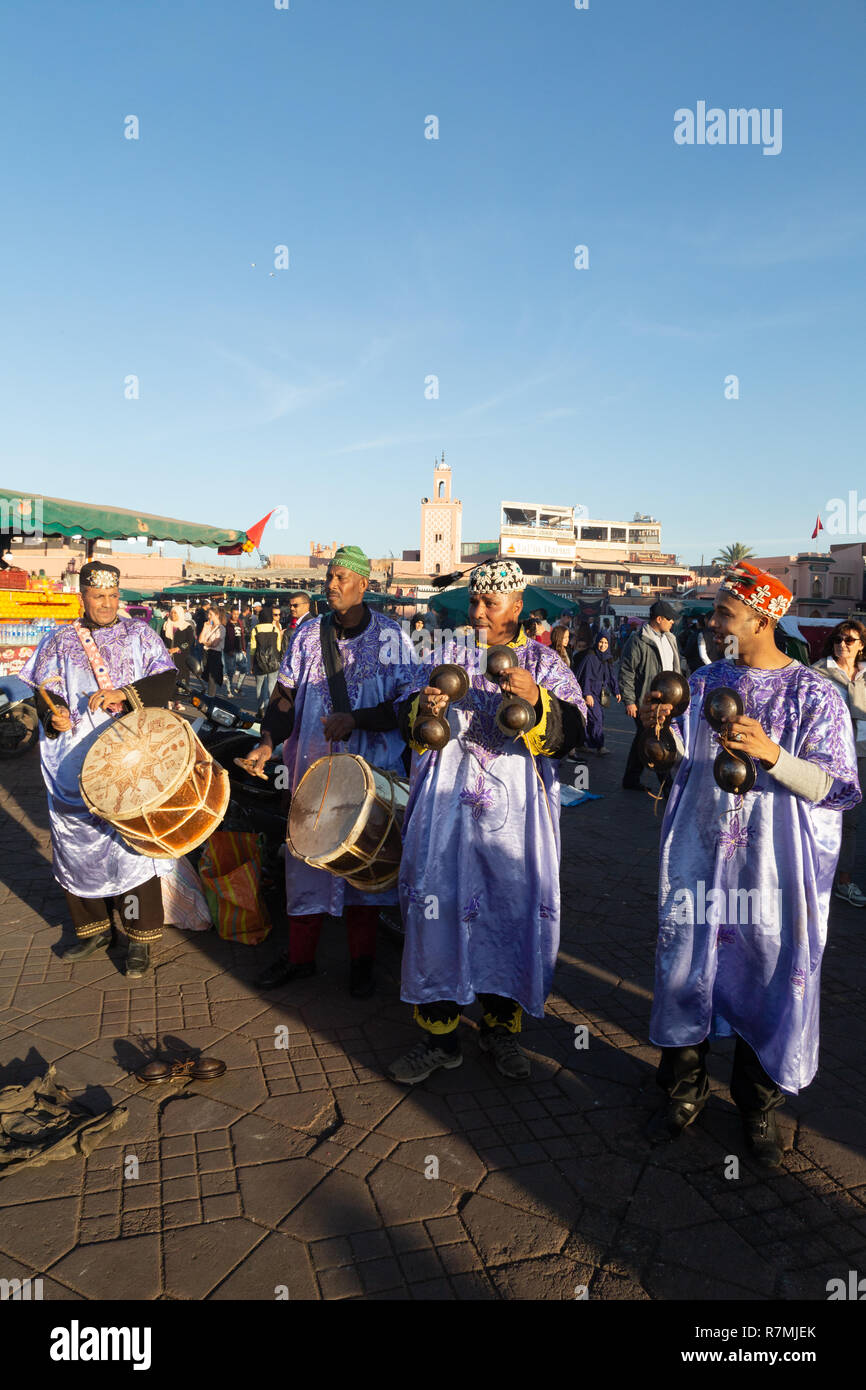 Marrakech musica - musicisti in costume tradizionale, Djemaa el Fna a Marrakech, Marocco Africa del Nord Foto Stock