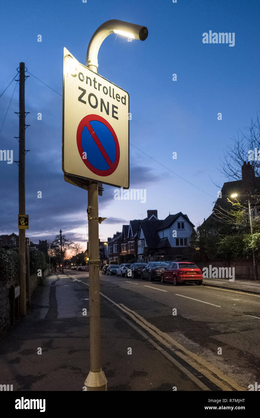 Zona controllata cartello stradale in una zona residenziale di notte illuminata con la propria luce, Nottinghamshire, England, Regno Unito Foto Stock