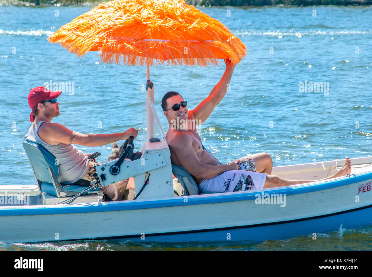 Due uomini godetevi una gita in barca verso il basso il bayou durante la 66benedizione annuale della flotta in Bayou La Batre, Alabama, 3 maggio 2015. Foto Stock