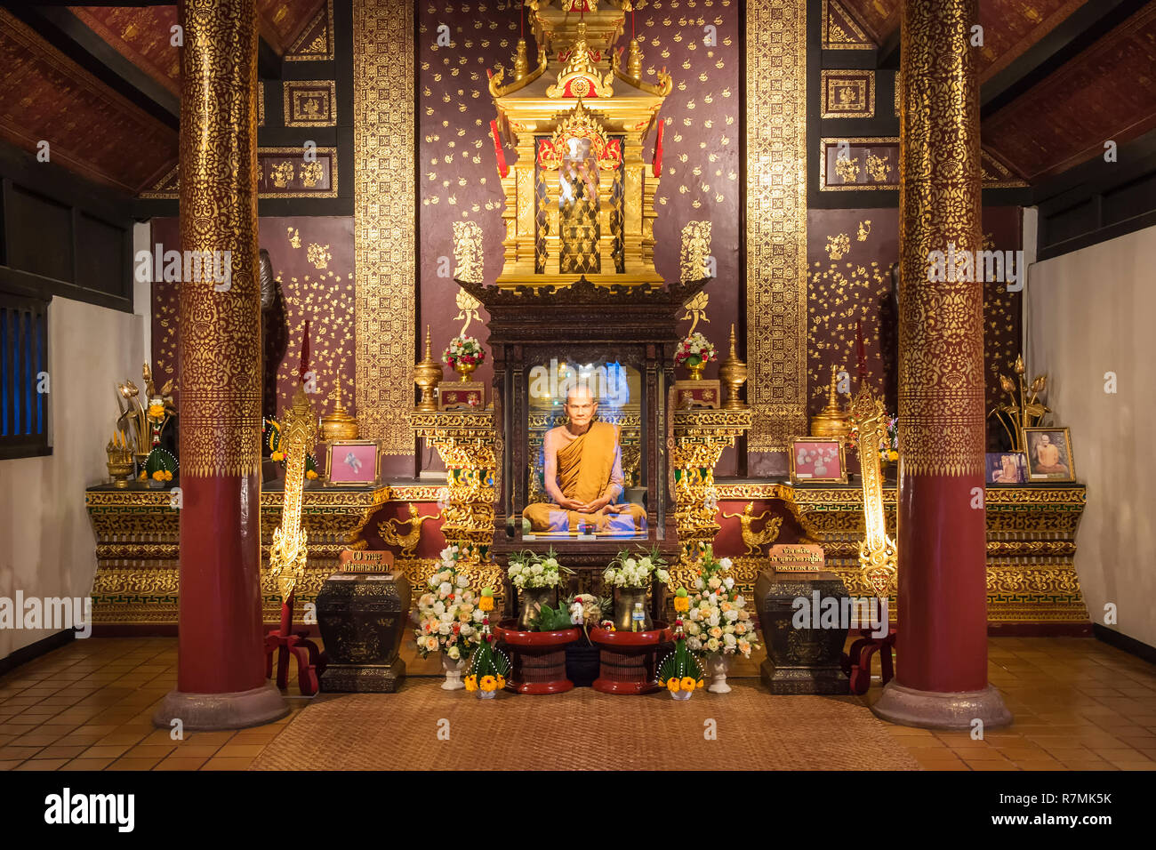 La vita come la statua di un venerato fratello, Wat Chedi Luang, Chiang Mai, Thailandia Foto Stock