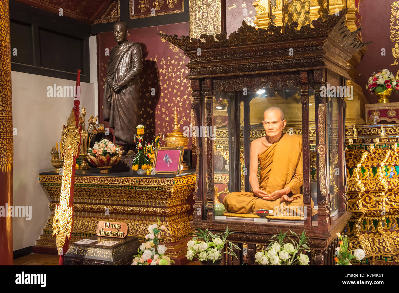 La vita come la statua di un venerato fratello, Wat Chedi Luang, Chiang Mai, Thailandia Foto Stock