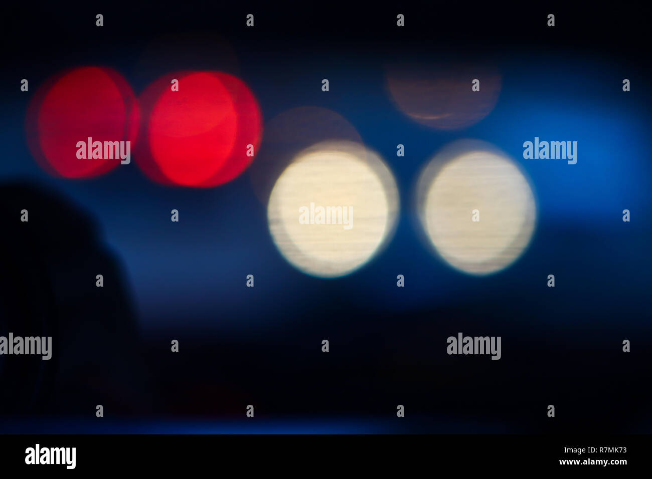 Il traffico della città si illumina di notte, bianco e rosso astratta cerchi sfocate su sfondo nero Foto Stock