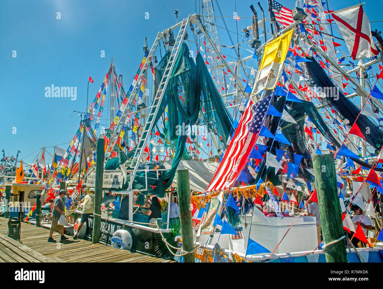 Decorate gamberetti line up per la 66benedizione annuale della flotta in Bayou La Batre, Alabama, 3 maggio 2015. Foto Stock