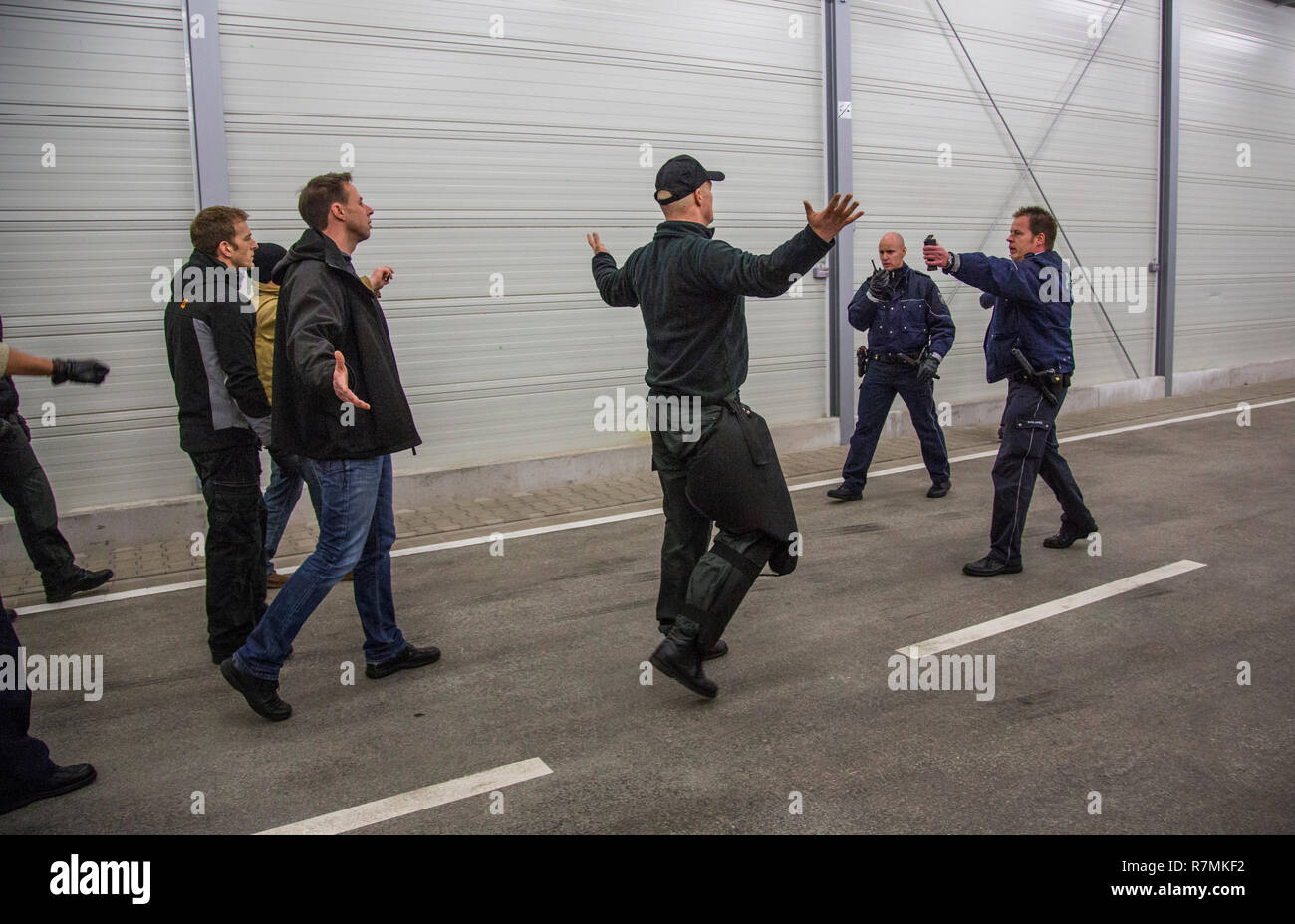 Tattiche operative di formazione per la polizia e la maneggevolezza della violenta lotta contro le situazioni, formazione di armi da fuoco, regionali di formazione delle forze di polizia Foto Stock