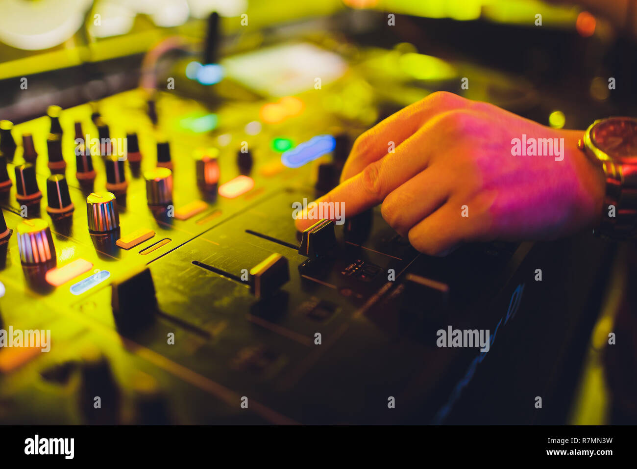 DJ tracce di miscelazione in un miscelatore in un night club. Foto Stock