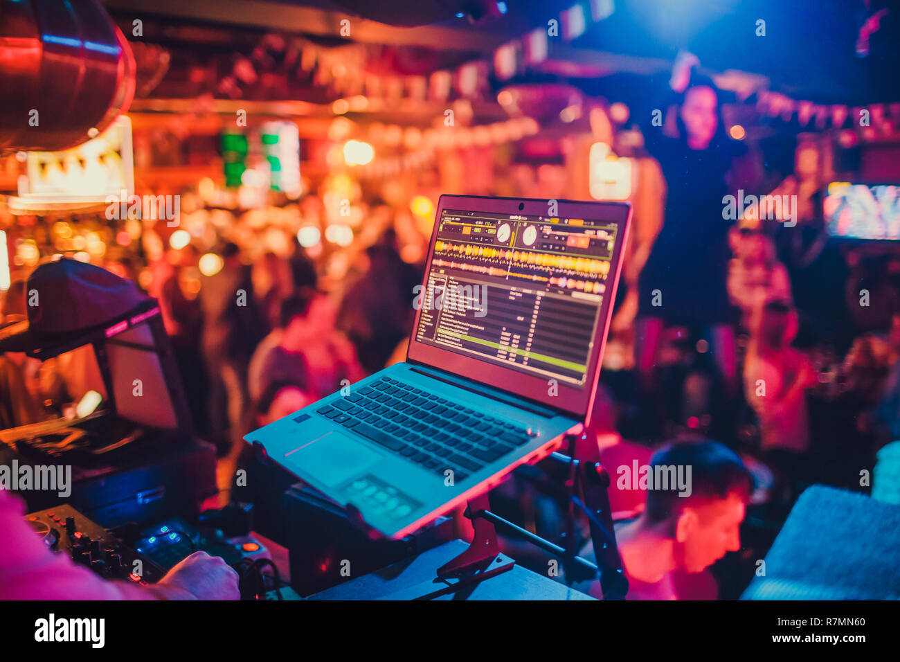 DJ tracce di miscelazione in un miscelatore in un night club. Foto Stock