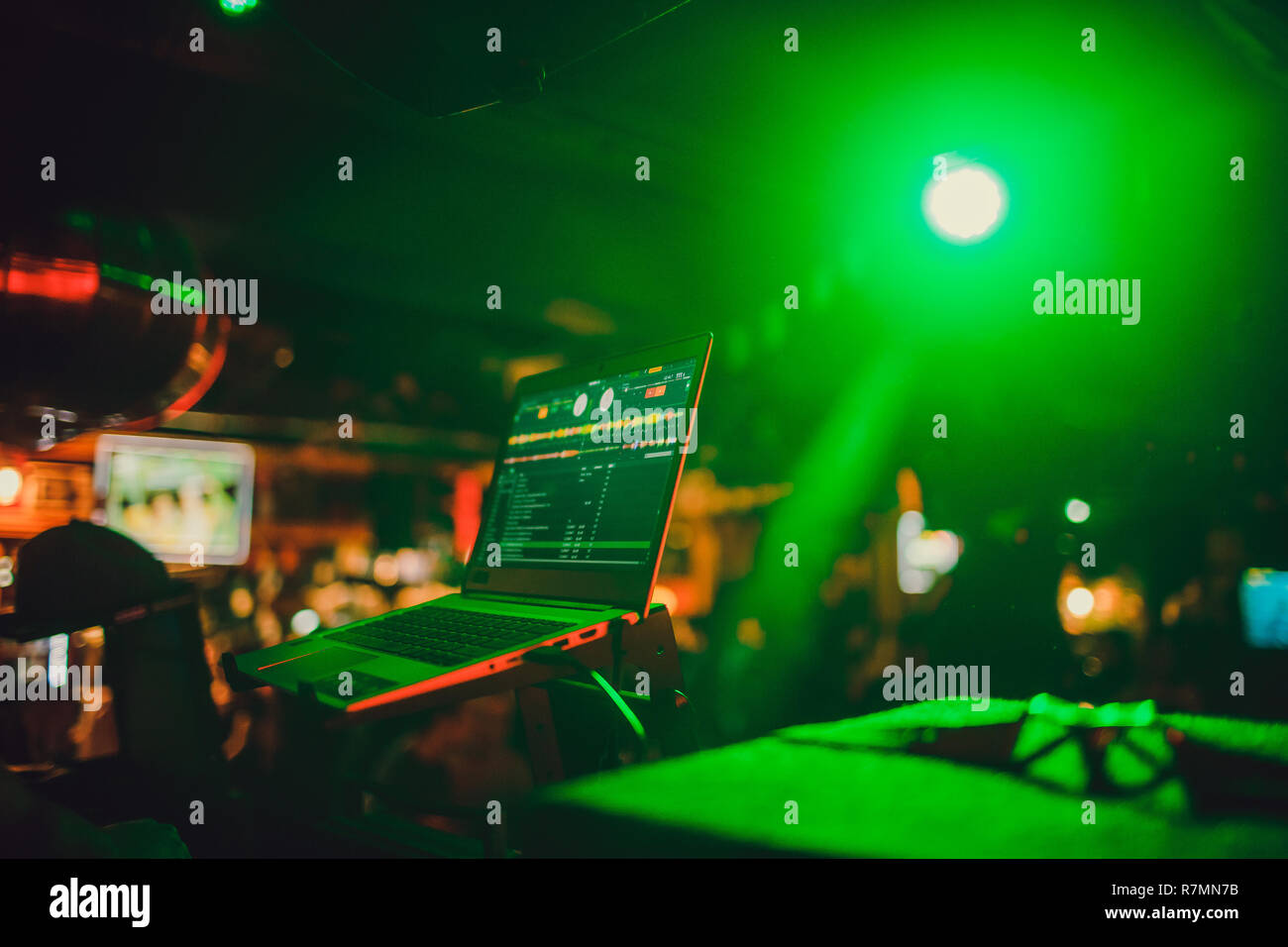 DJ tracce di miscelazione in un miscelatore in un night club. Foto Stock