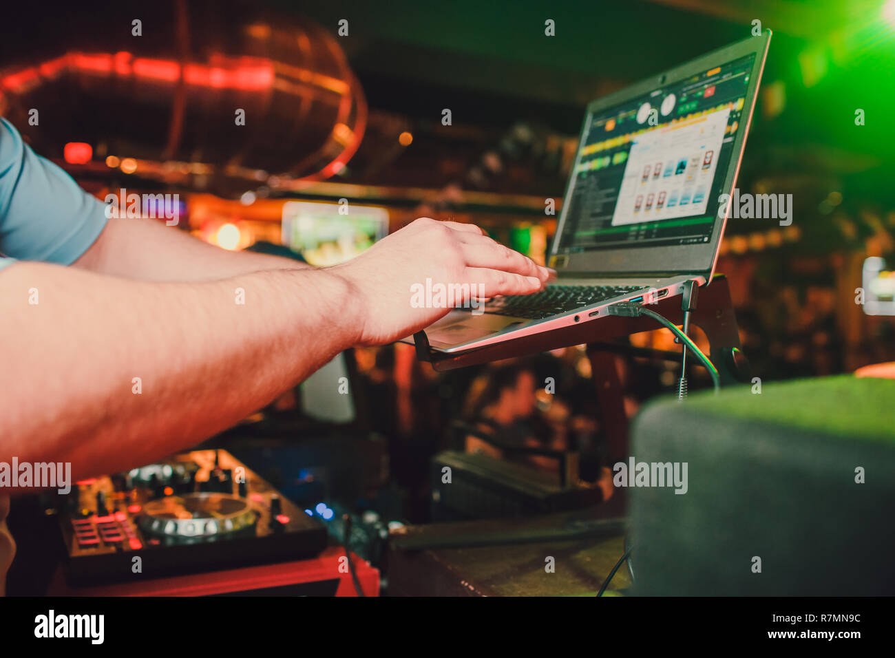 DJ tracce di miscelazione in un miscelatore in un night club. Foto Stock