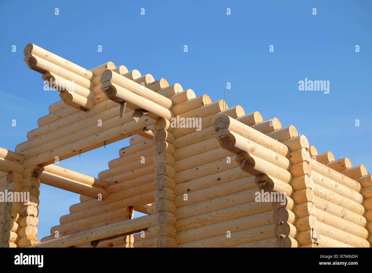 Grande casa rurale costruzione dal marrone sabbia liscia pino pesanti registri su luminosa giornata di sole Foto Stock