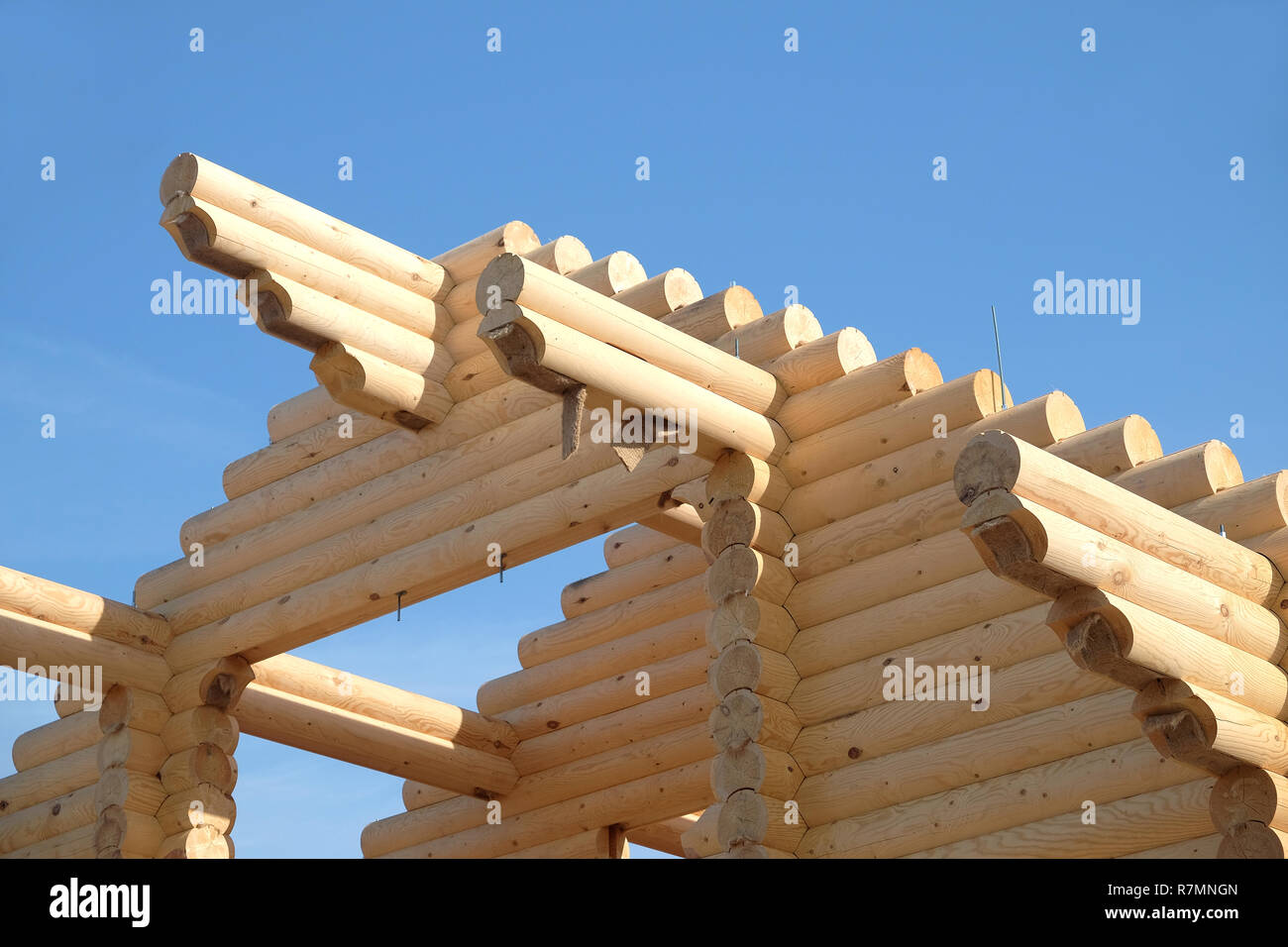 Grande casa rurale costruzione dal marrone sabbia liscia pino pesanti registri su luminosa giornata di sole Foto Stock
