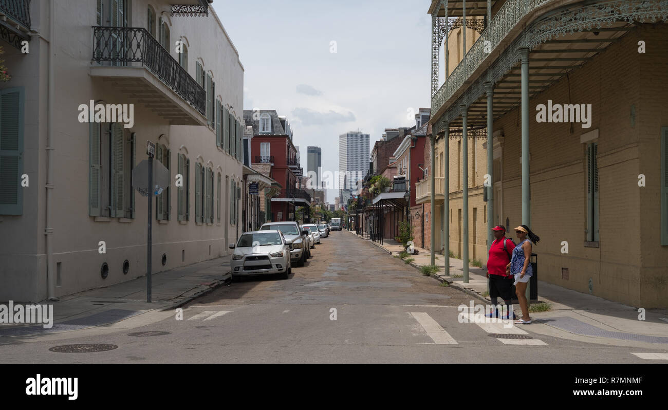 Due donne che attraversano la strada a Chartres Street junction con Esplanade Avenue, New Orleans, Louisiana Foto Stock