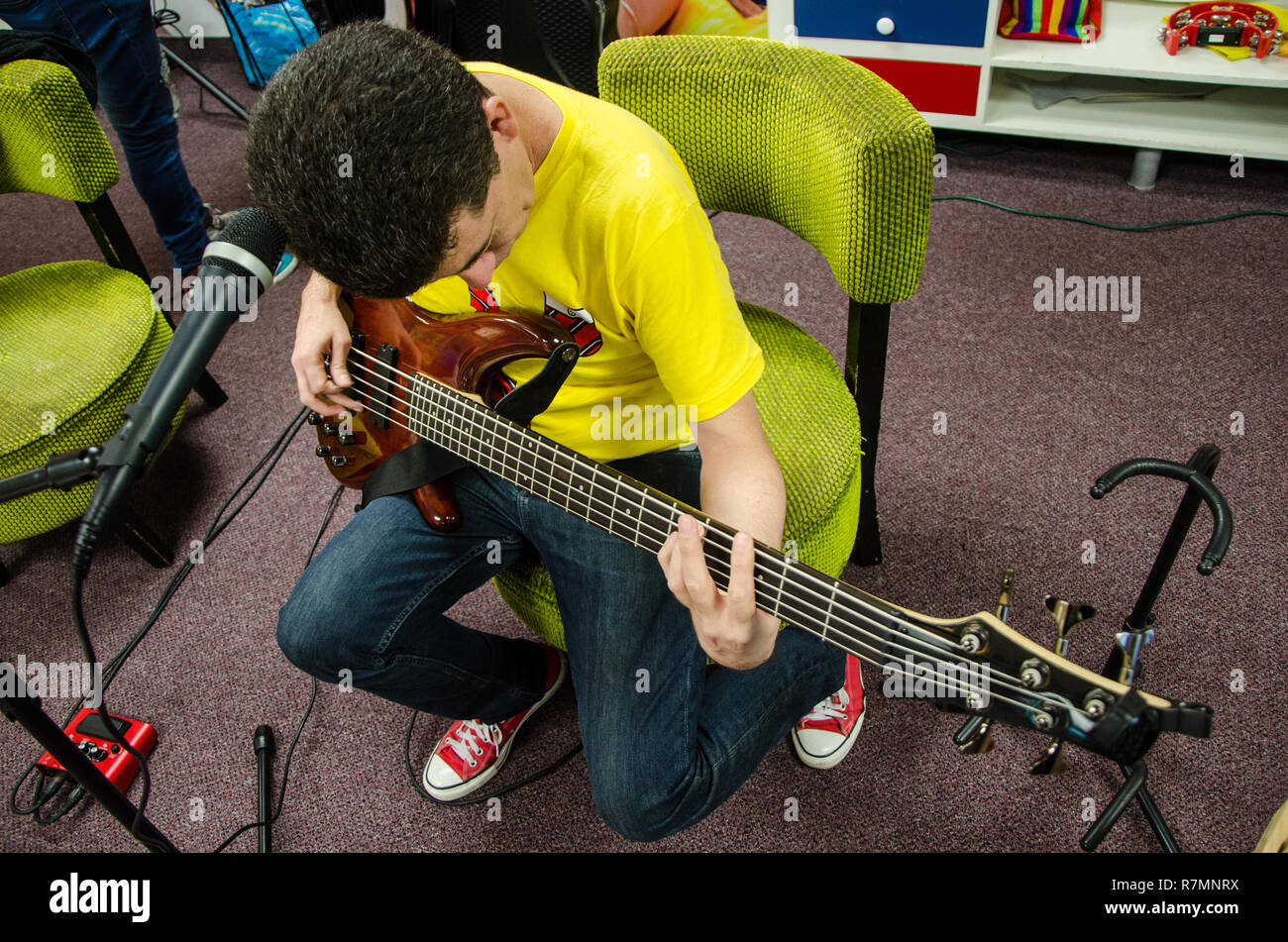 Il cantante bassista chitarrista udienza prove il suo strumento Foto Stock
