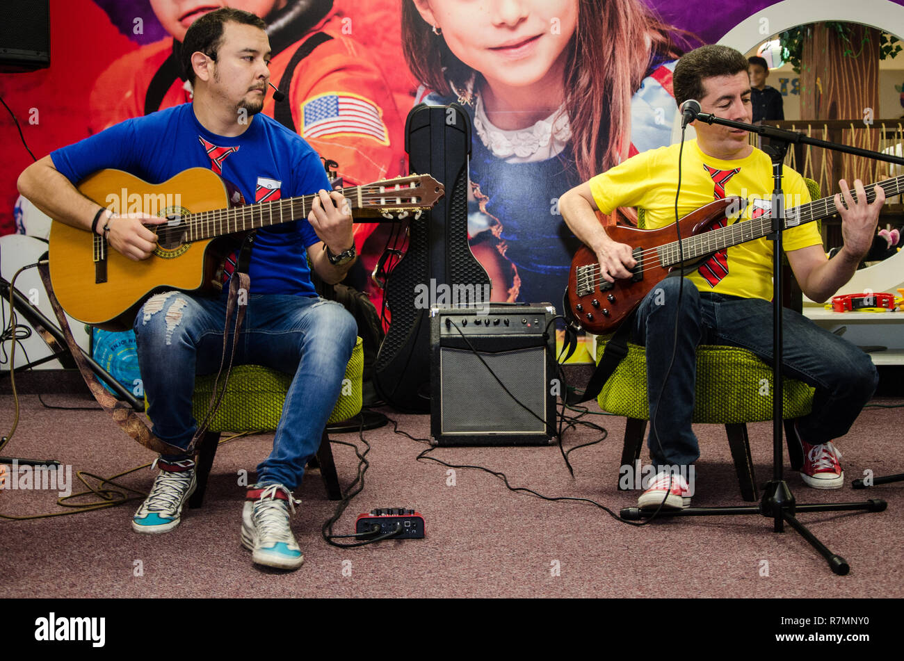 Banda di duo di chitarristi che cantano canzoni per bambini, concetto musicale Foto Stock