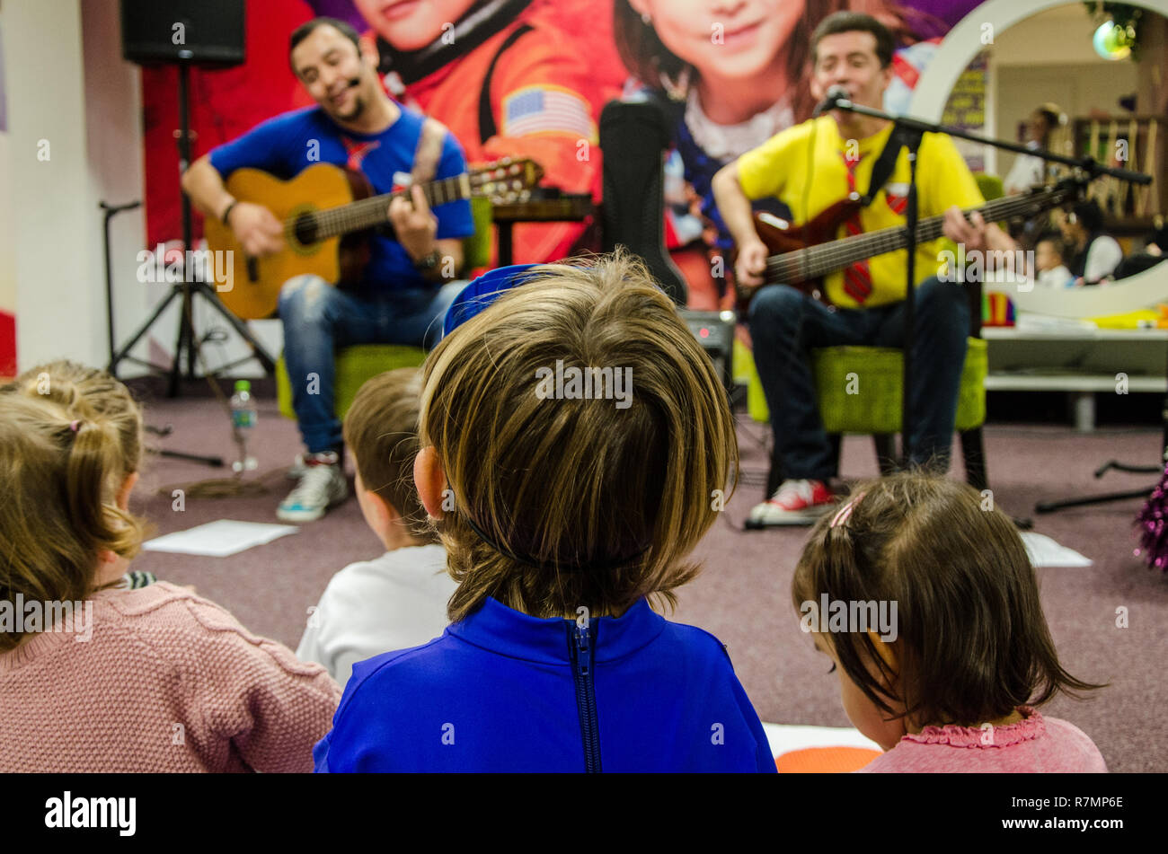 Banda musicale per bambini Troly e El Lobito, i ragazzi di canto al childrem Foto Stock