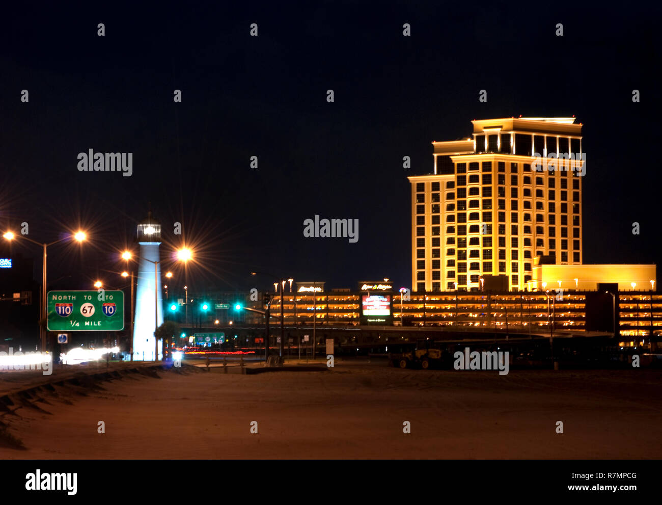 Il Biloxi Lighthouse e il Beau Rivage Casino sono nella foto di notte, Sett. 22, 2010. Foto Stock