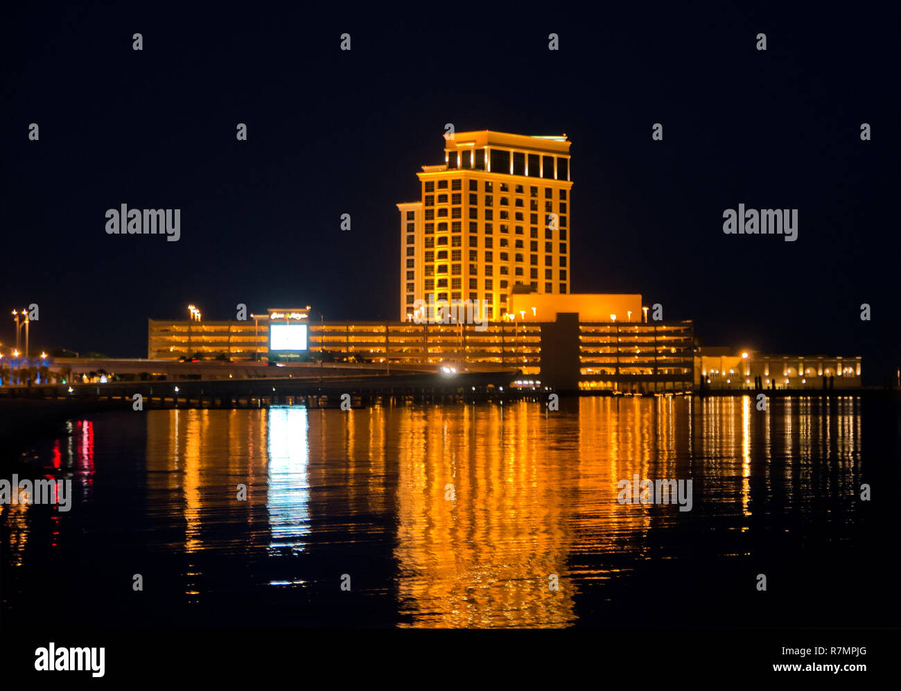 Il Beau Rivage Casino è illuminata di notte e riflessa nell'acqua, nov. 24, 2012, in Biloxi Mississippi. Foto Stock