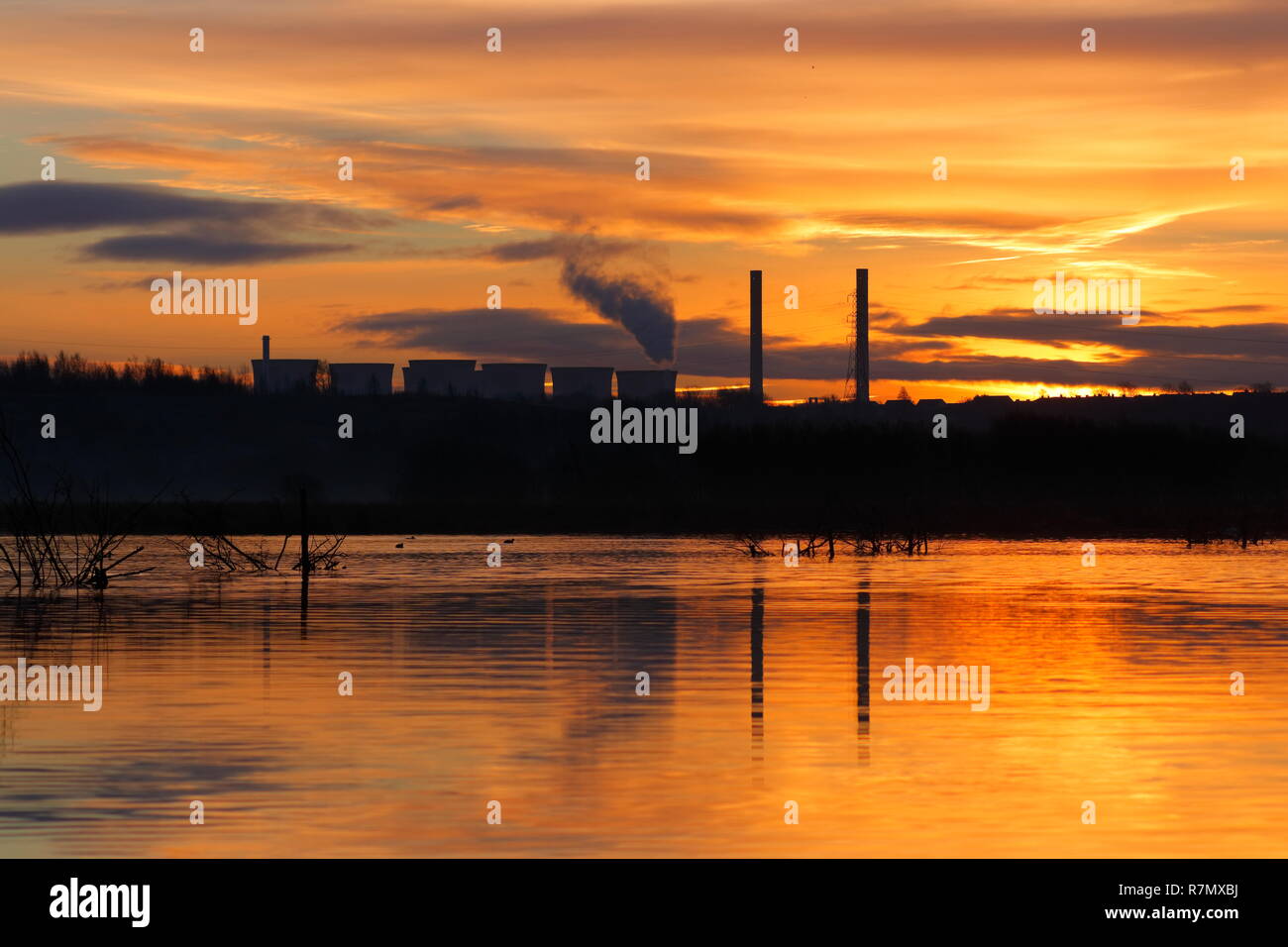 Tramonto su un lago a RSPB Fairburn Ings Foto Stock