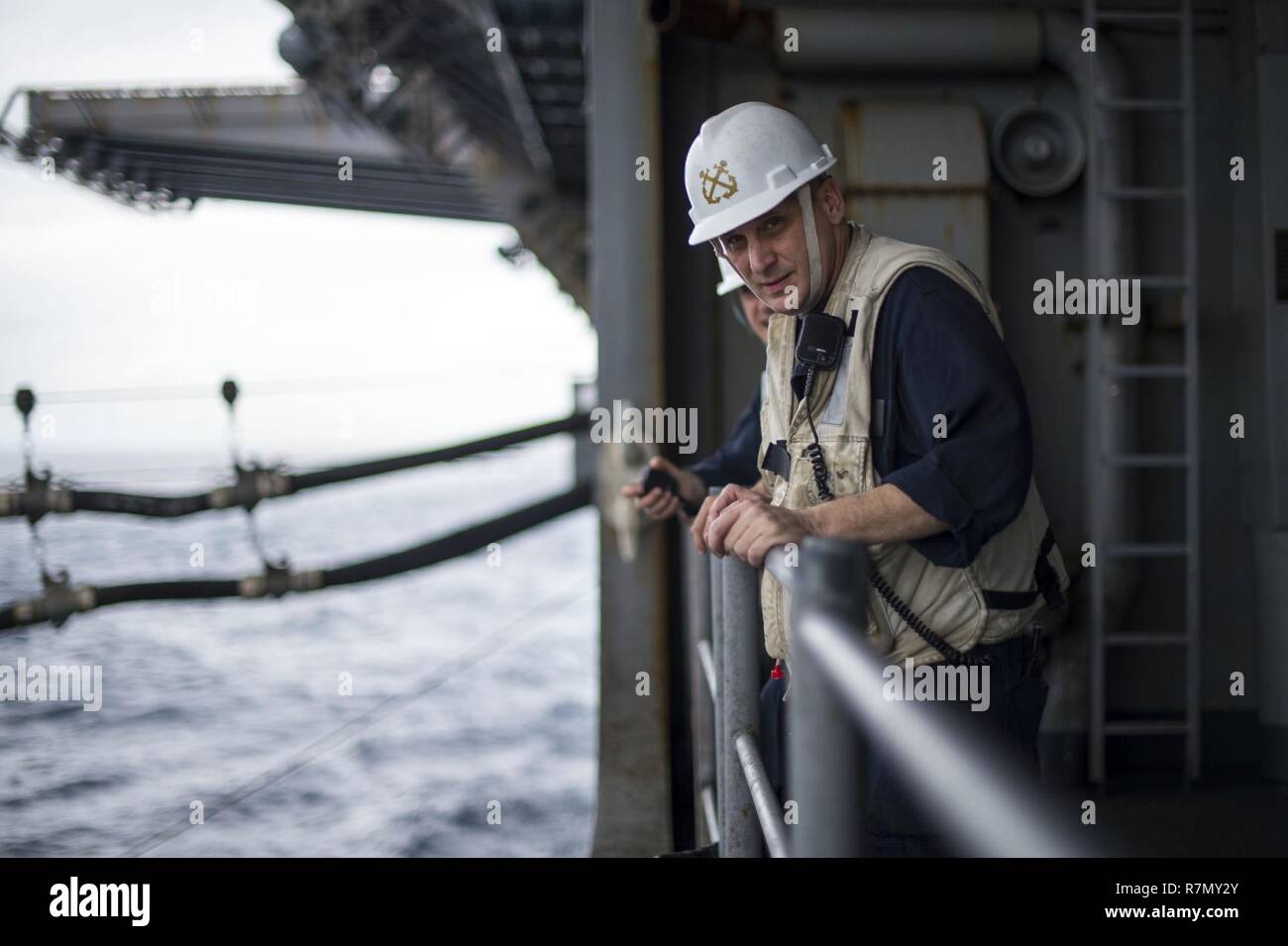 Mare delle Filippine (20 marzo 2017) Chief Warrant Officer Christopher Sullivan, della nave a bordo Boatswain Amphibious Assault nave USS Bonhomme Richard (LHD 6), sovrintende come Bonhomme Richard e la Henry J. Kaiser-classe oliatore di rifornimento USNS Pecos (T-AO 197) condurre un rifornimento collegato. Bonhomme Richard, ammiraglia del Bonhomme Richard Expeditionary Strike gruppo, con avviato 31 Marine Expeditionary Unit, è su una pattuglia di routine, operando in Indo-Asia-regione del Pacifico per migliorare la prontezza combattimento e la postura in avanti come una pronta risposta in vigore per qualsiasi tipo di emergenza. Foto Stock