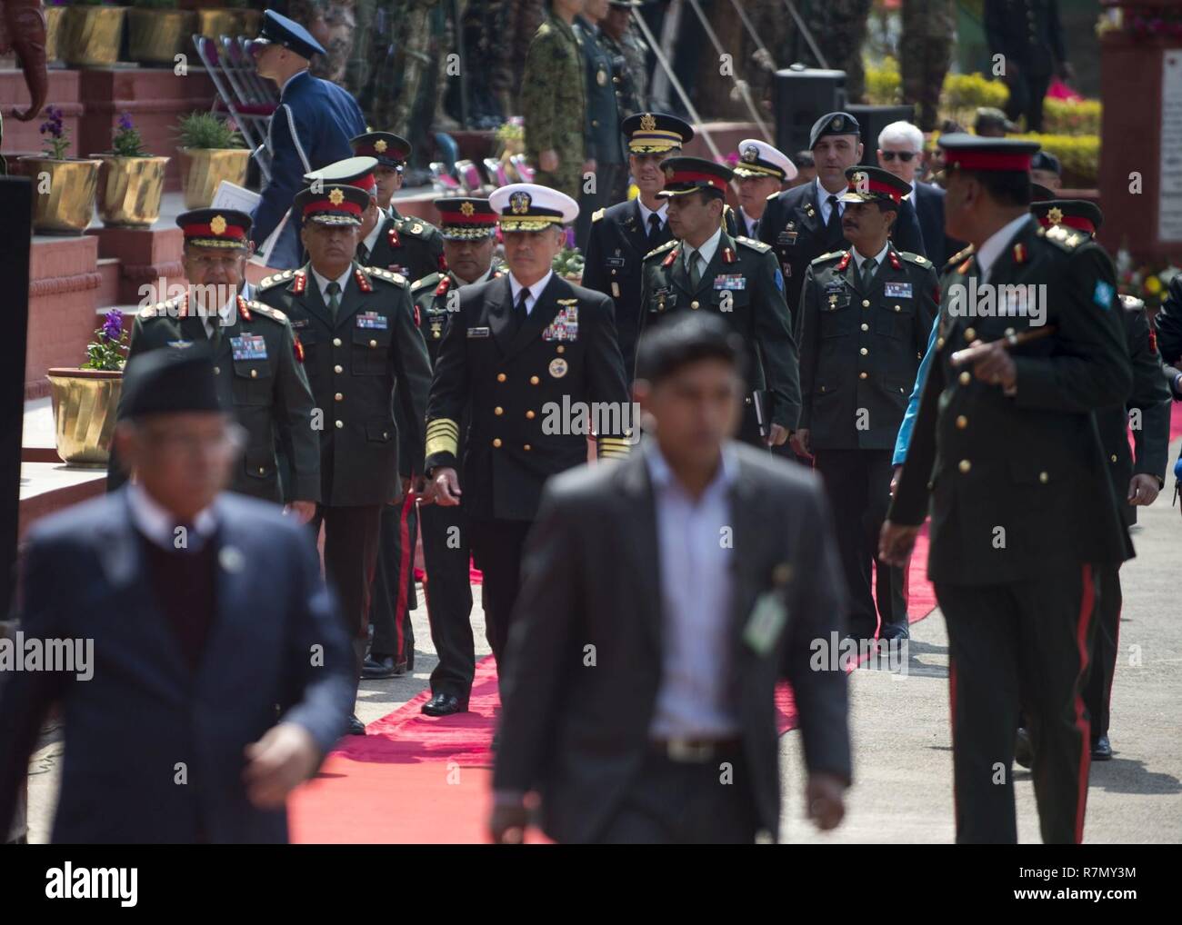 Stati Uniti Pacifico Comando commander Admiral Harry Harris passeggiate al martire's Memorial per deporre una corona in ricordo dei caduti Nepalese custodi della pace a Birendra Operazioni di Pace Centro di formazione (BPOTC) in Nepal durante la cerimonia di apertura di Shanti Prayas III. Shanti Prayas III è una multinazionale delle Nazioni Unite per il mantenimento della pace esercizio progettata per fornire pre-formazione di distribuzione all ONU di paesi partner in preparazione per il mondo reale delle operazioni di mantenimento della pace. Foto Stock
