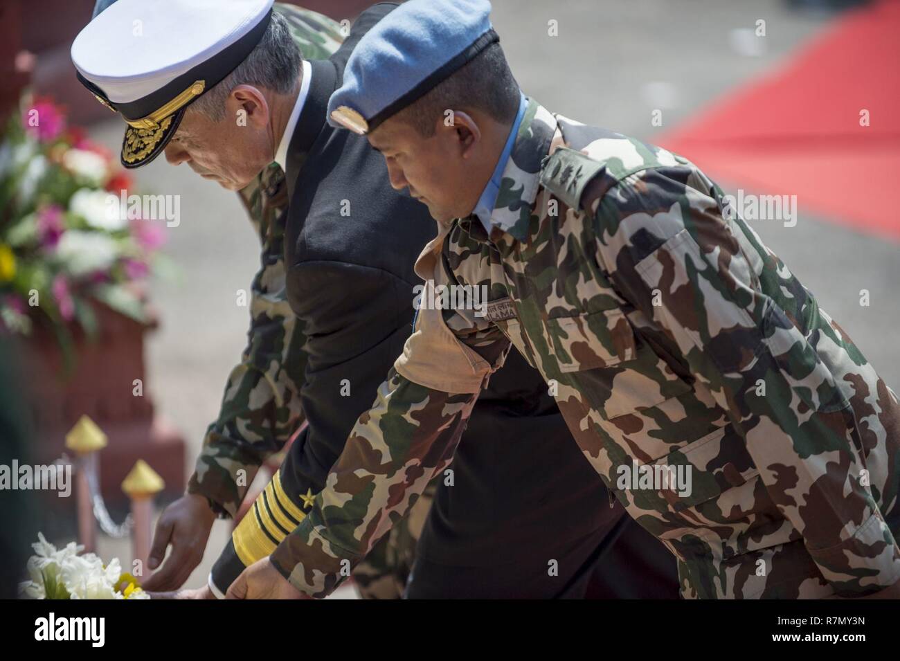 Stati Uniti Pacifico Comando commander Admiral Harry Harris stabilisce una corona al martire's Memorial a ricordo dei caduti Nepalese custodi di pace in Nepal durante la cerimonia di apertura dell'esercizio Shanti Prayas III. Shanti Prayas III è una multinazionale delle Nazioni Unite per il mantenimento della pace esercizio progettata per fornire pre-formazione di distribuzione all ONU di paesi partner in preparazione per il mondo reale delle operazioni di mantenimento della pace. Foto Stock