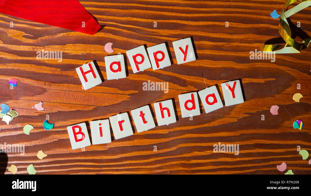 Buon compleanno Lettering con parti di decorazione su sfondo di legno, il concetto di immagine, vista dall'alto Foto Stock