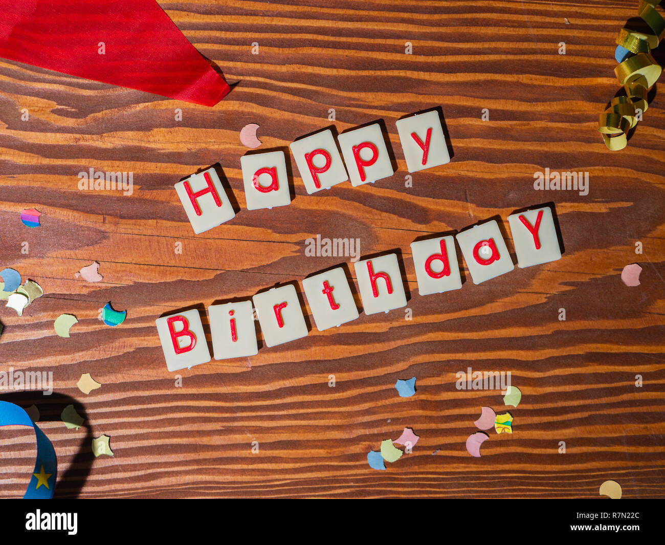 Buon compleanno Lettering con parti di decorazione su sfondo di legno, il concetto di immagine, vista dall'alto Foto Stock