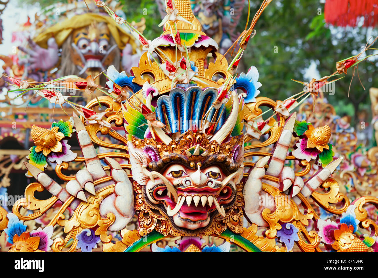 Tradizionale tempio Balinese antica decorazione per la festa religiosa festival e la cerimonia - scolpiti indù spirito protettivo Bhoma. Bali arti e cultura Foto Stock