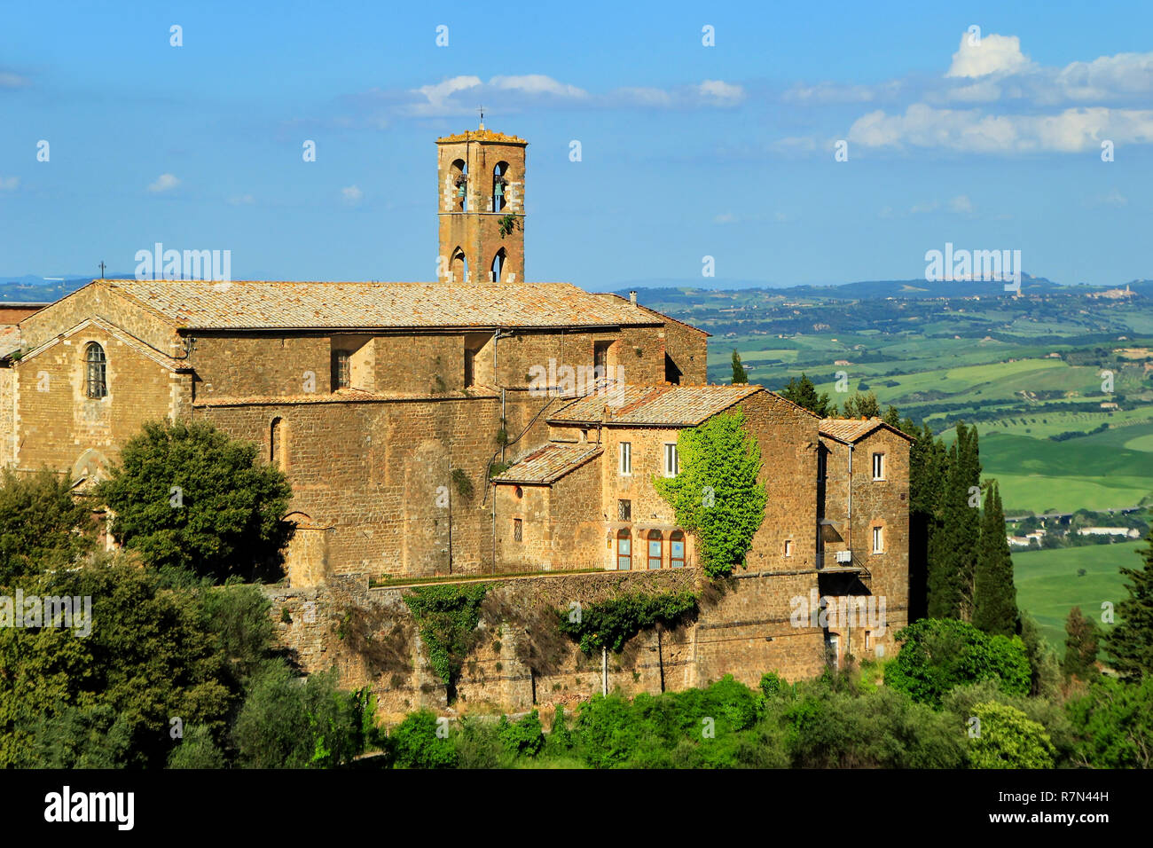 Vecchia chiesa nella città di Montalcino, Val d'Orcia, Toscana, Italia. La città prende il nome da una varietà di quercia che ricoprivano il terreno. Foto Stock