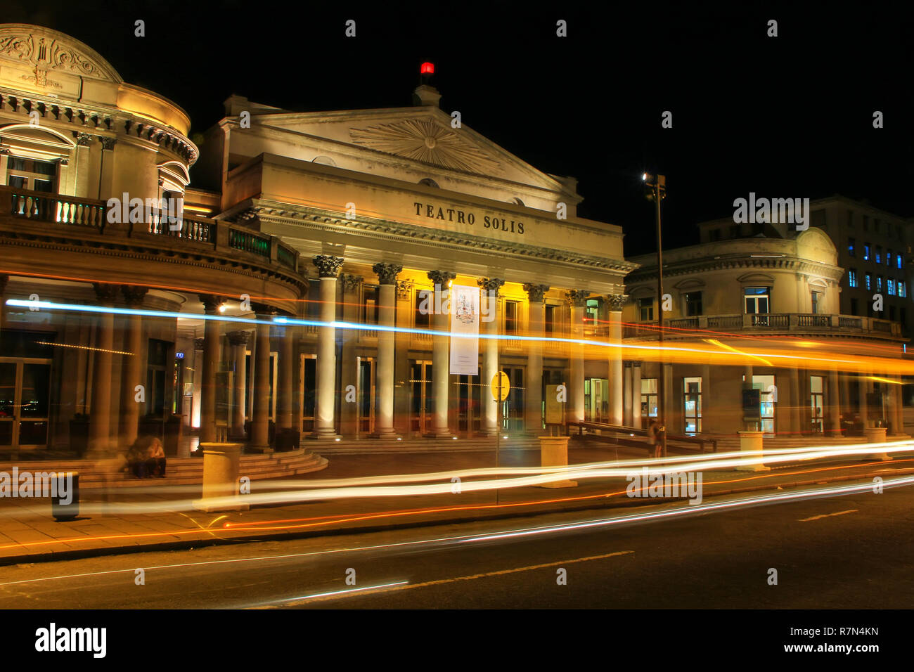 Teatro Solis di notte con semaforo a Montevideo città vecchia, Uruguay. È stato aperto nel 1856. Foto Stock