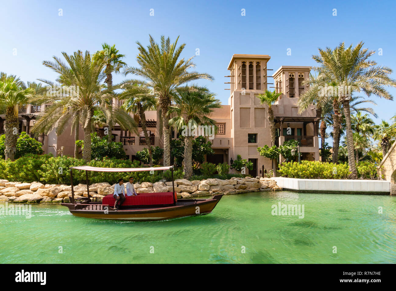 Crociera in barca lungo le vie navigabili di vicino a Burj Al Arab Foto Stock