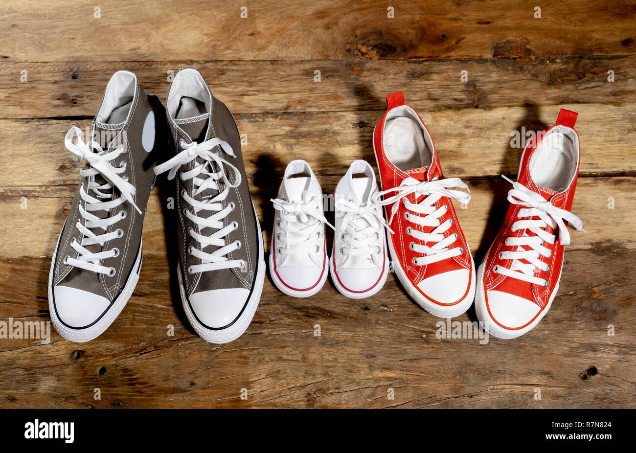 Padre madre e scarpe per bambini immagini e fotografie stock ad alta risoluzione Alamy