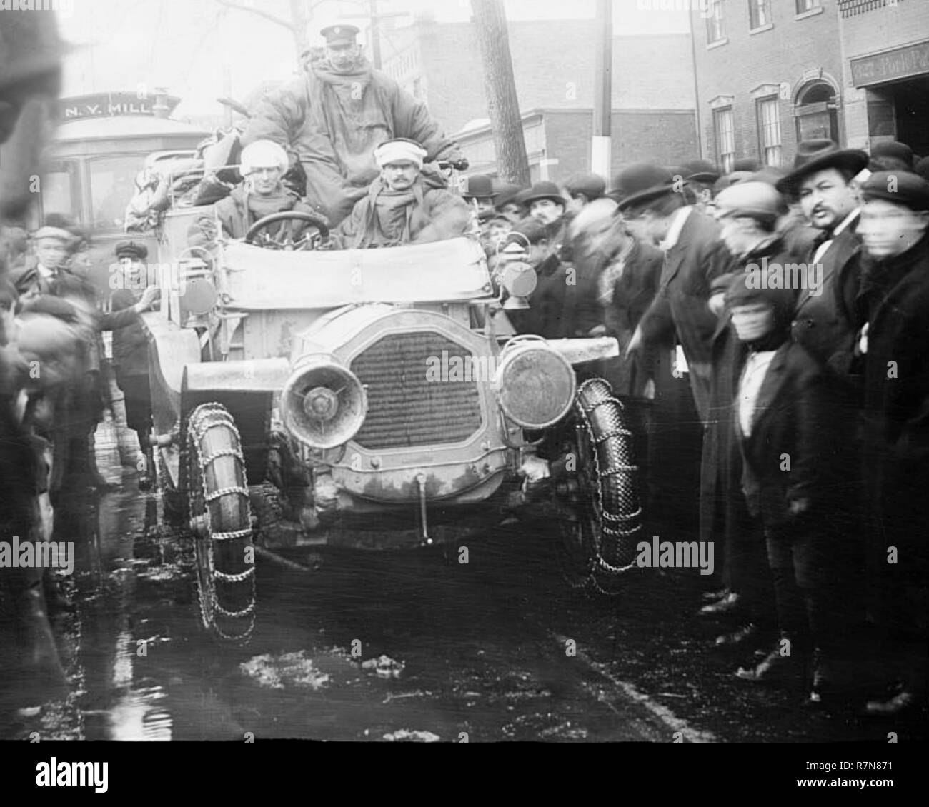 New York a Parigi auto race. Il francese DeDion-Bouton con Bourcier de St Chaffrey guida a Utica, nello Stato di New York 1908. Foto Stock